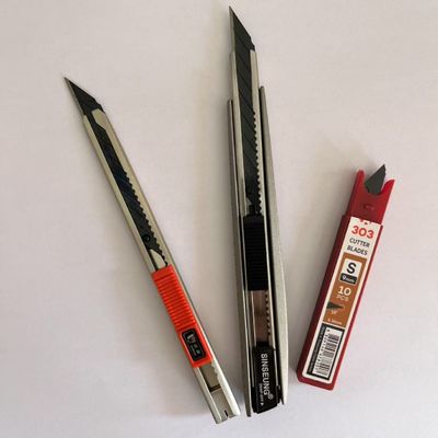 kupować Ostrza do nożyków 9 mm o grubości 0,38 mm wykonane ze stali wysokowęglowej SK2 do cięcia ciężkich materiałów produkcja online