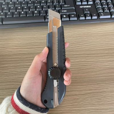 25 mm czarny plastikowy ręcznik noż z używką z zablokowaniem rotacyjnym do cienkiej arkuszy