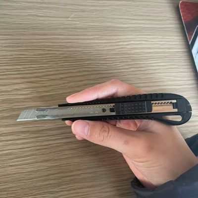 Noże 9mm z plastikowym uchwytem i 1 ostrzem