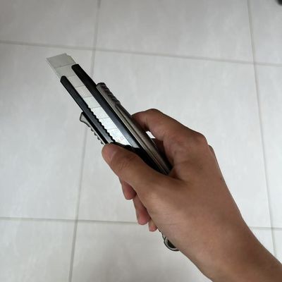 Czarny uchwyt Czerwony ogon 18 mm noż z suchym ścianem Aluminiowy ostrze SK2