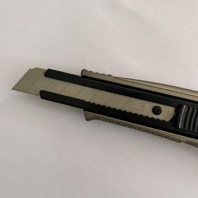 Wszechstronny nóż segmentowy 18mm z aluminiowym ostrzem SK2
