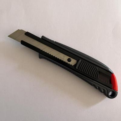 Noże do cięcia 18 mm różnią się w zależności od zastosowania, zapewniając trwałość i niezawodność dla Twojej firmy