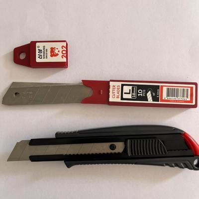 Srebrne ostrze noża uniwersalnego 18 mm, 8 segmentów, grubość 0,4 mm