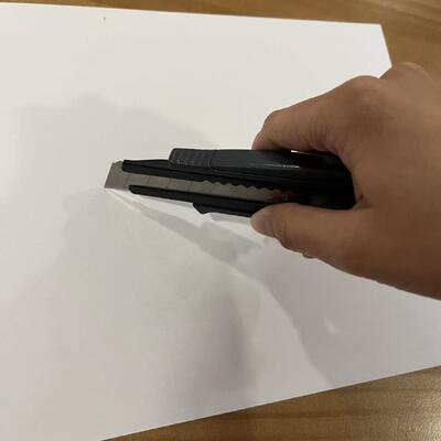 Noż wielofunkcyjny o szerokości ostrza 18 mm z mechanizmem szybkiej zmiany przycisku zapewniającym zmiany ostrza i wydajność cięcia